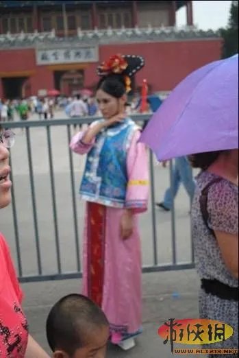 神马格格红遍网络 鬼节烧纸马引发网友猜测