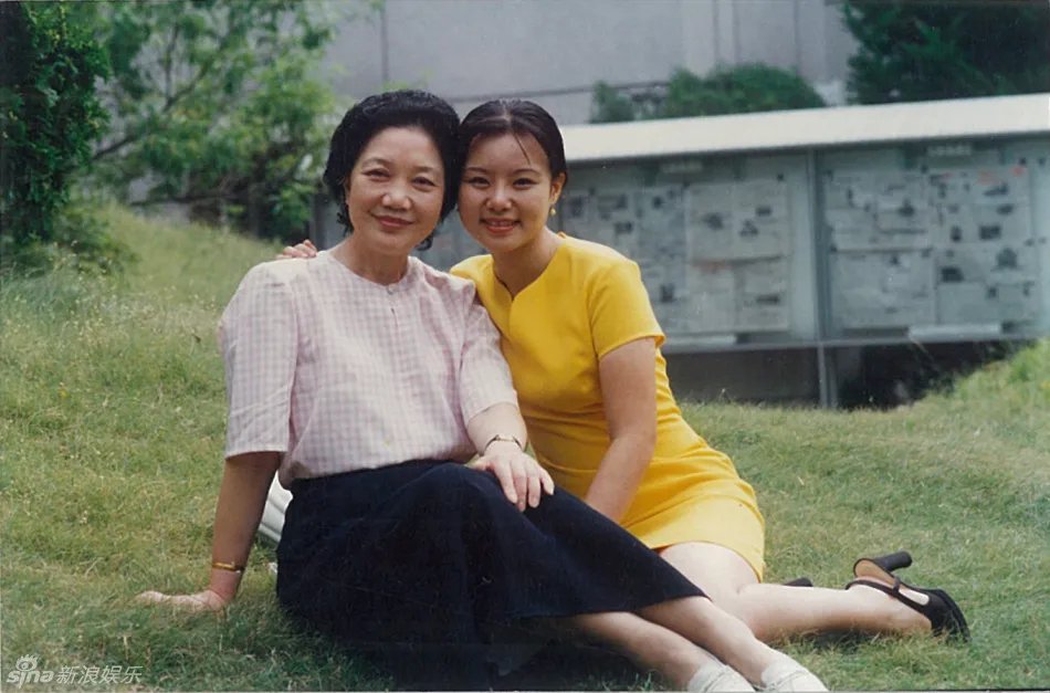 龚琳娜年轻时候的照片 龚琳娜是歌唱家艺术家吗