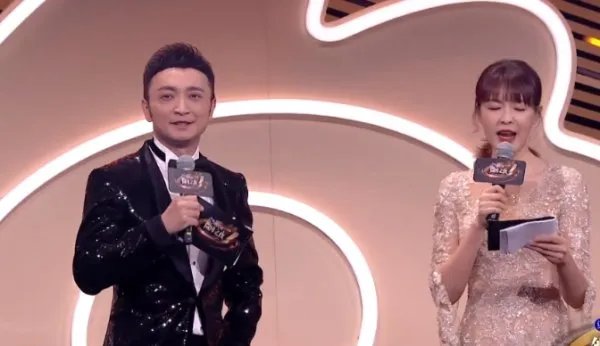 微博之夜李艾主持频频口误，身旁的尼格买提是怎样顺利化解的？