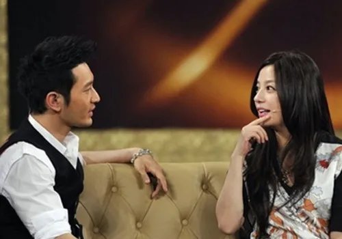 鲁豫有约赵薇黄晓明做客 黄晓明对赵薇“公主抱”