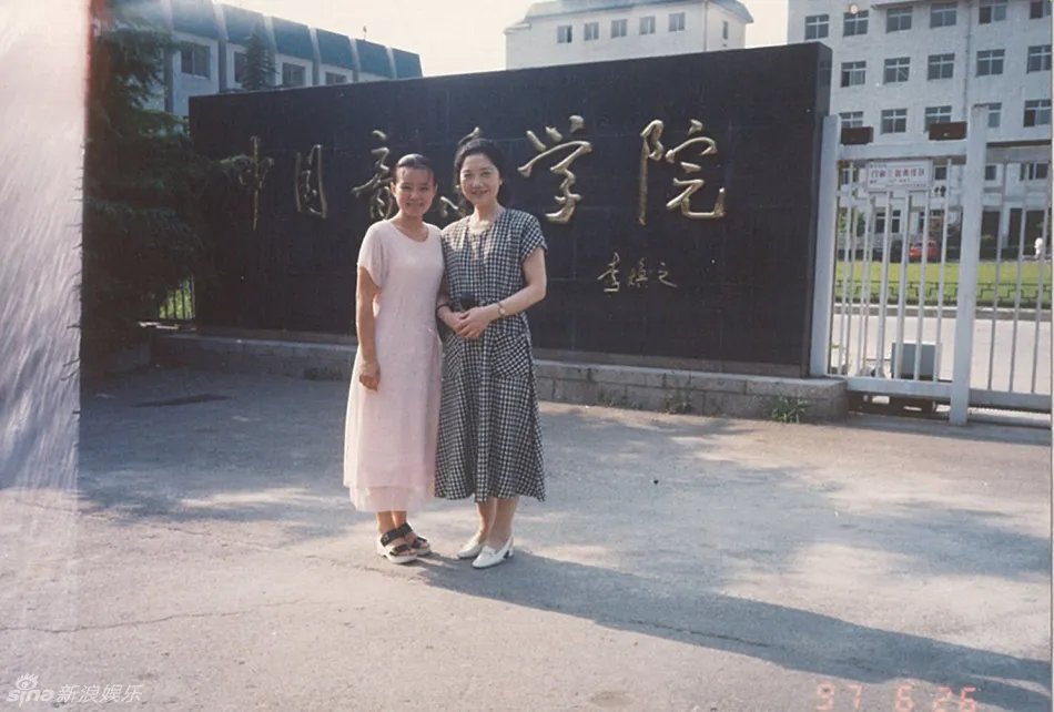 龚琳娜年轻时候的照片 龚琳娜是歌唱家艺术家吗