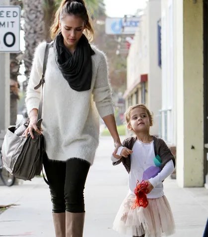 【图】杰西卡阿尔芭街拍欣赏 谈创业称孩子是动力来源