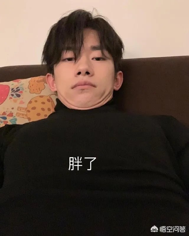 易烊千玺罕见发自拍，拍照姿势太独特，是和白敬亭学的吗？