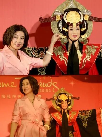 刘晓庆为蜡像揭幕亮相重庆 网友毒舌点评同台比拼谁的脸更僵