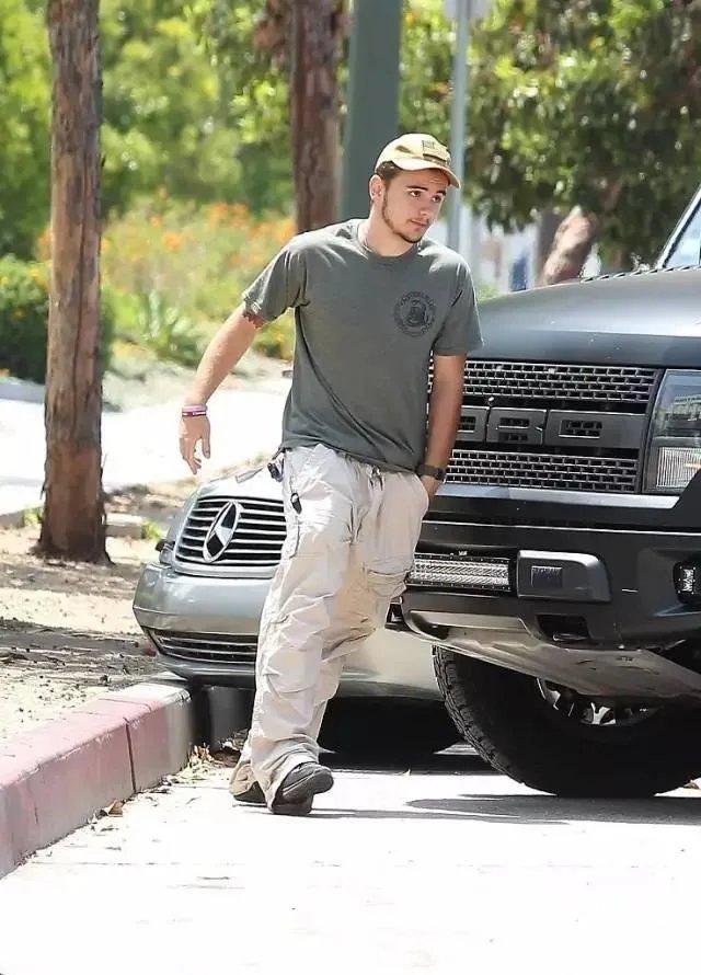 迈克尔杰克逊是如何变白的？