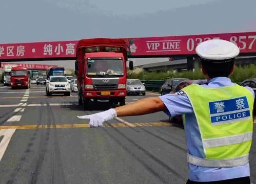 河北一男子无证驾驶被查自称是外星人，这名男子是在推卸责任吗？