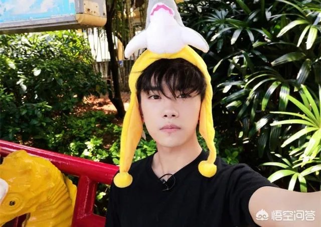 易烊千玺罕见发自拍，拍照姿势太独特，是和白敬亭学的吗？