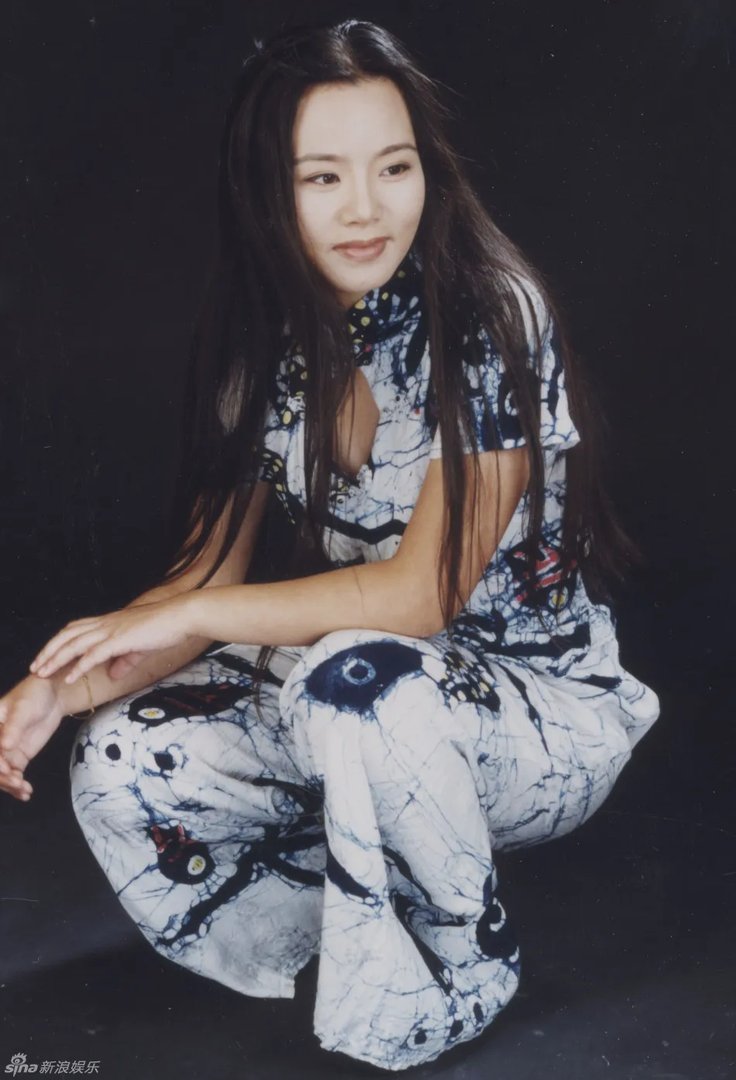 龚琳娜年轻时候的照片 龚琳娜是歌唱家艺术家吗