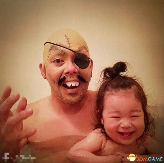 日本逗比父女泡澡照片走红网络 蠢萌犯二又有爱