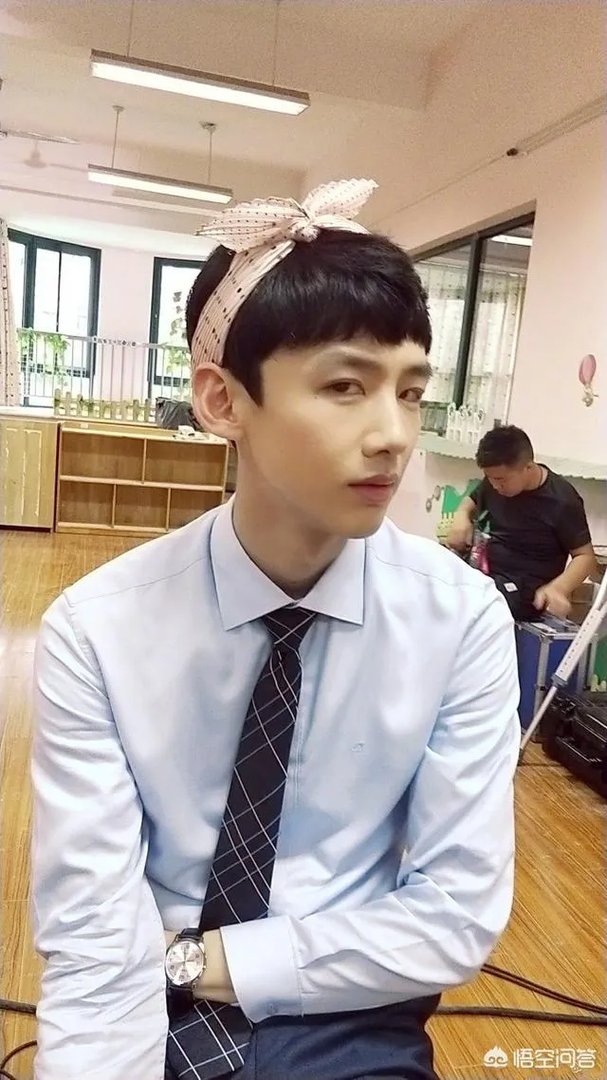 易烊千玺罕见发自拍，拍照姿势太独特，是和白敬亭学的吗？