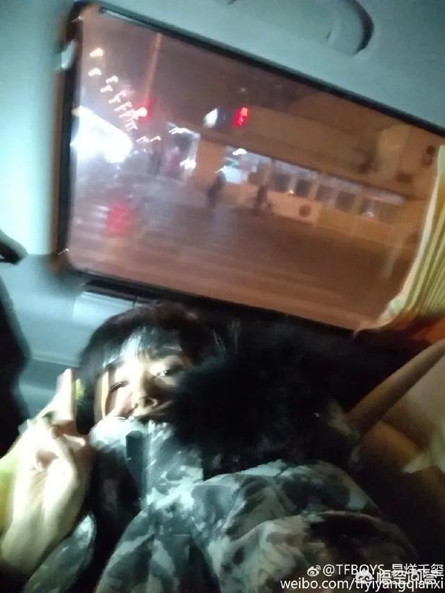 易烊千玺罕见发自拍，拍照姿势太独特，是和白敬亭学的吗？