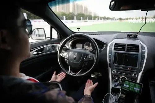 河北一男子无证驾驶被查自称是外星人，这名男子是在推卸责任吗？