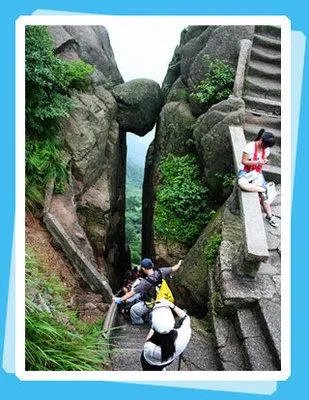 黄山奇石的狮子抢球图片？