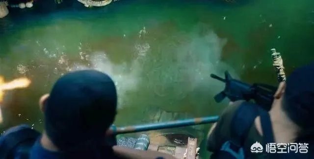 机枪扫射,士兵都跳在水里,真的可以阻挡子弹吗?