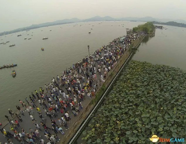 杭州西湖游客井喷 百万游客景区被挤成“三明治”