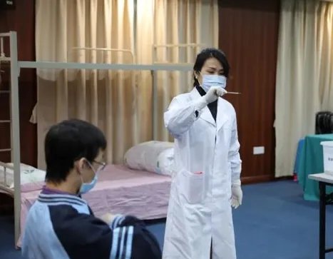 临沂一20岁女生宿舍猝死，舍友向校医务室求救未果，校方是否需要担责？