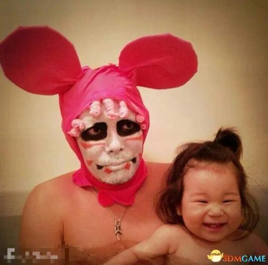 日本逗比父女泡澡照片走红网络 蠢萌犯二又有爱