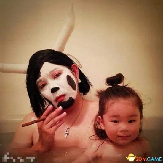 日本逗比父女泡澡照片走红网络 蠢萌犯二又有爱