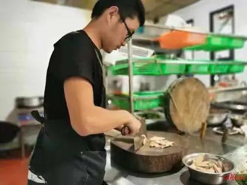 母亲和哥哥相继去世，高考前一天父亲去世，四川这位男孩今后将如何生活？