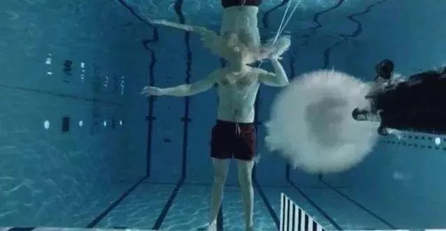 机枪扫射，士兵都跳在水里，真的可以阻挡子弹吗？