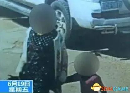 幼女被拐后不认父母 亲生父母落泪孩子拼命挣扎