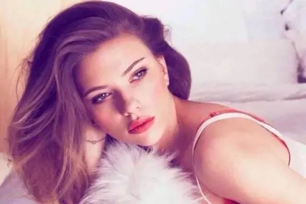 斯嘉丽约翰逊晃奶露点 故事里的高科技亲临了