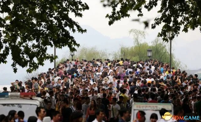 杭州西湖游客井喷 百万游客景区被挤成“三明治”