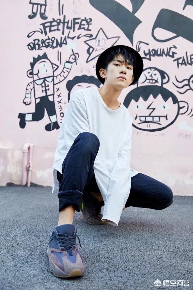 易烊千玺罕见发自拍，拍照姿势太独特，是和白敬亭学的吗？