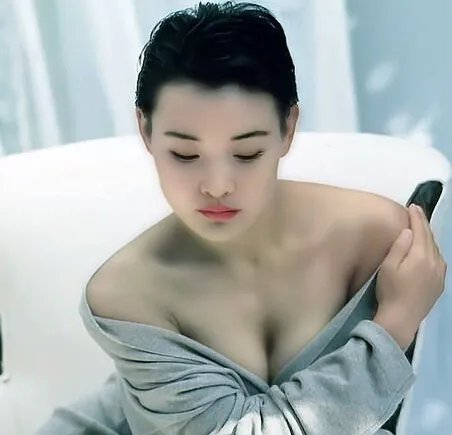 阿朵胸围暴涨 堪称中国的“lady gaga”