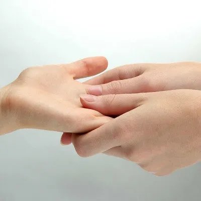 手指甲上有小坑是什么问题？