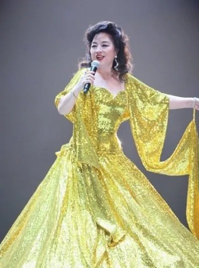 徐小凤的母亲是谁？ 徐小凤北京首开唱演绎经典大秀华服