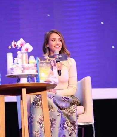 【图】杰西卡阿尔芭街拍欣赏 谈创业称孩子是动力来源