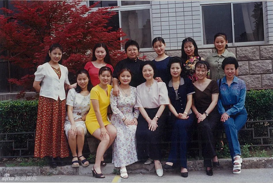 龚琳娜年轻时候的照片 龚琳娜是歌唱家艺术家吗