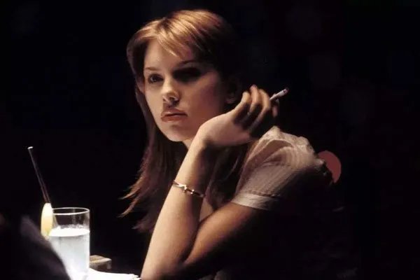 斯嘉丽约翰逊晃奶露点 故事里的高科技亲临了