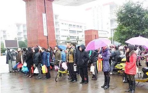 开学第一天合肥一小学门口发生车祸学生安全如何保障？