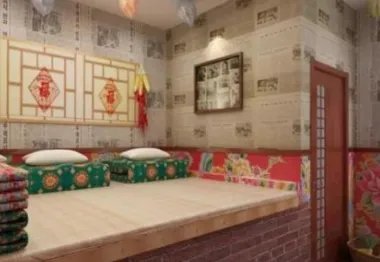 父女第一次睡炕半夜热得站炕上