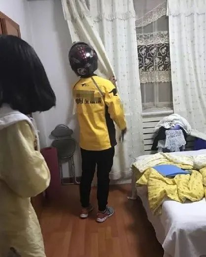 会打虫子的外卖哥是什么梗？