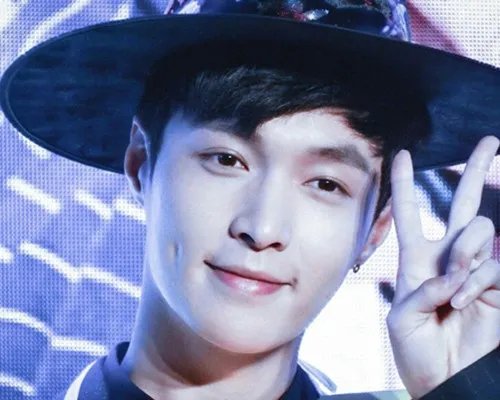 张艺兴致敬奥运显活力 侯佩岑邀其吃卤肉饭有爱满点