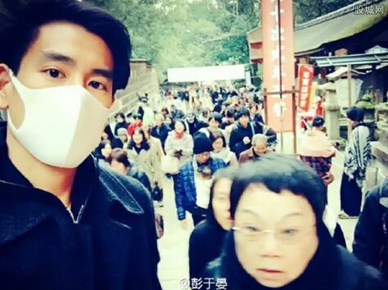 彭于晏晒全家福 彭于晏家境及父母职业曝光