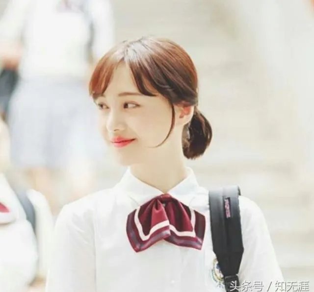 如何看待郑爽在颁奖现场对粉丝的三鞠躬行为？