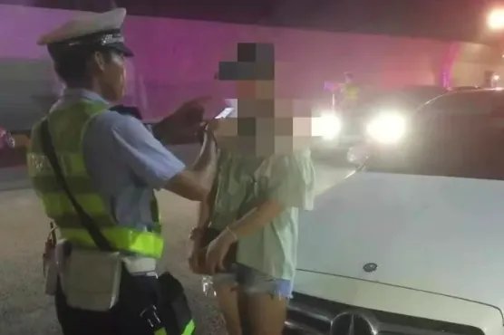 女子酒驾被查假装自己是代驾是怎么回事？