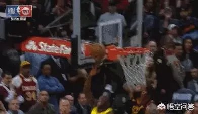 詹姆斯中场三分绝杀