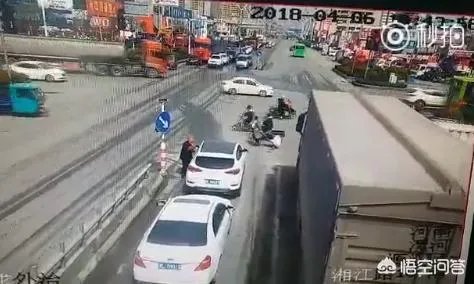 漯河老汉路口乞讨被撞，被指常年拦车，你怎么看？