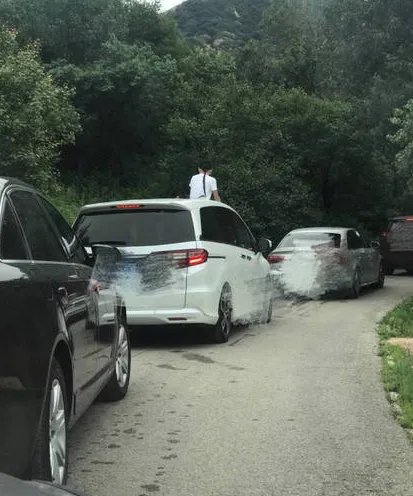 关八达岭动物园猛兽区儿童探身出车天窗无人管吗?