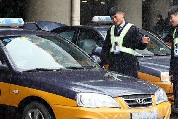 北京一出租车司机一年“碰瓷”公交16次,如何看待这种现象?