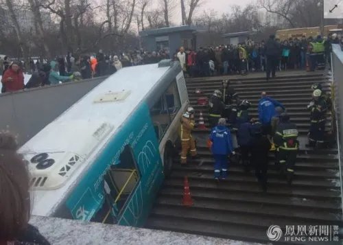 莫斯科一公车冲向地铁口 或因司机操作不当