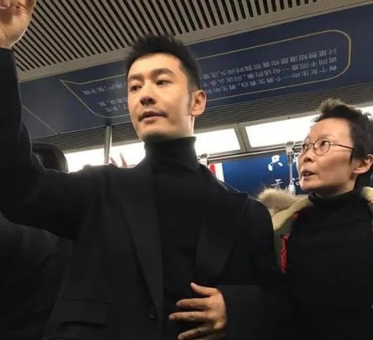 偶遇黄晓明坐地铁：旁边的群众都好淡定（图）