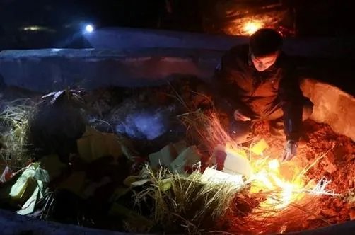 这个村子人死后棺材路边停放7年（组图）