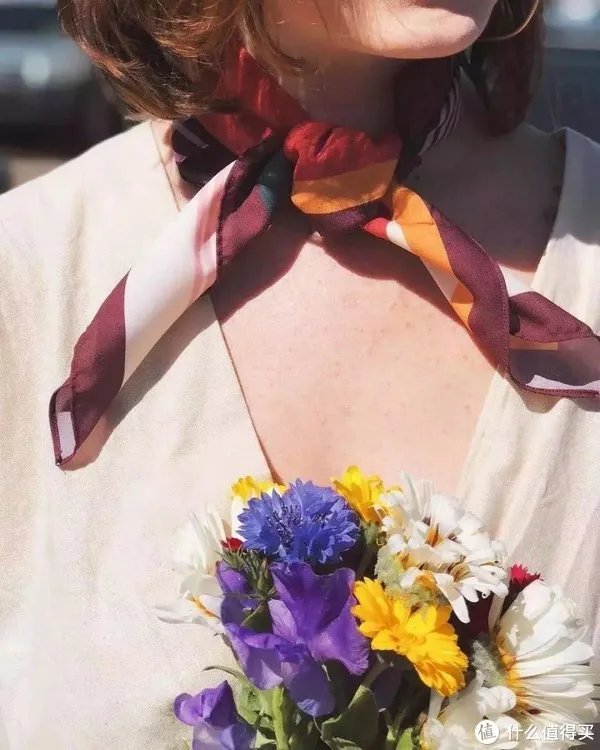 技多不压身！小丝巾的5种经典系法！是时候为女友学起来了！建议收藏！