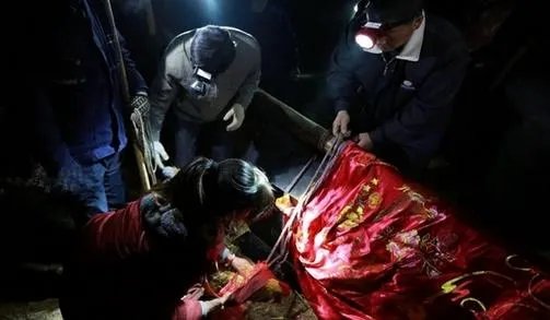 这个村子人死后棺材路边停放7年（组图）